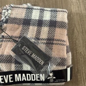Steve Madden Checkered Scarf in Black and Tan